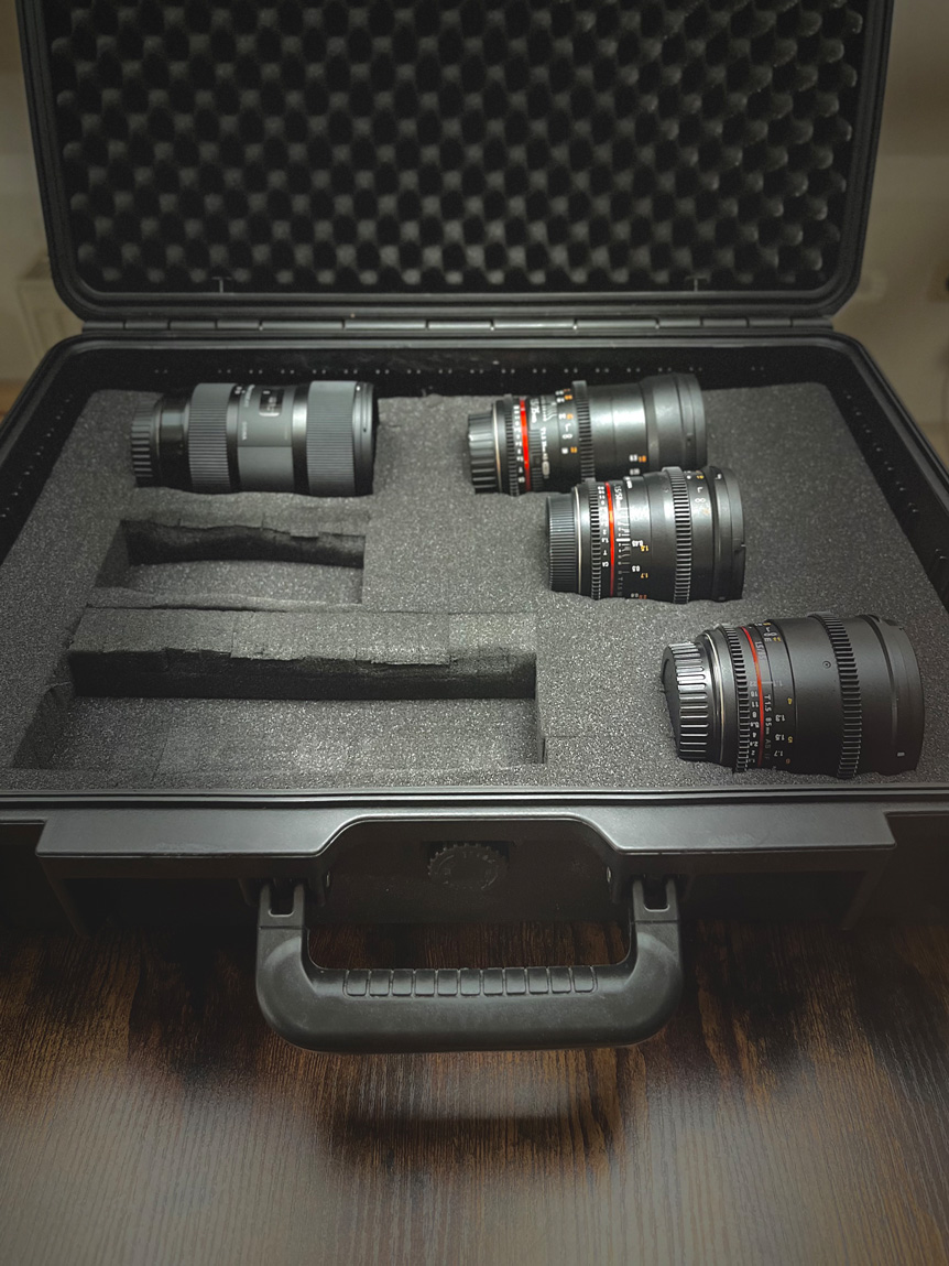 Objektivkoffer – geöffnet mit Objektiven im Schaumstoff