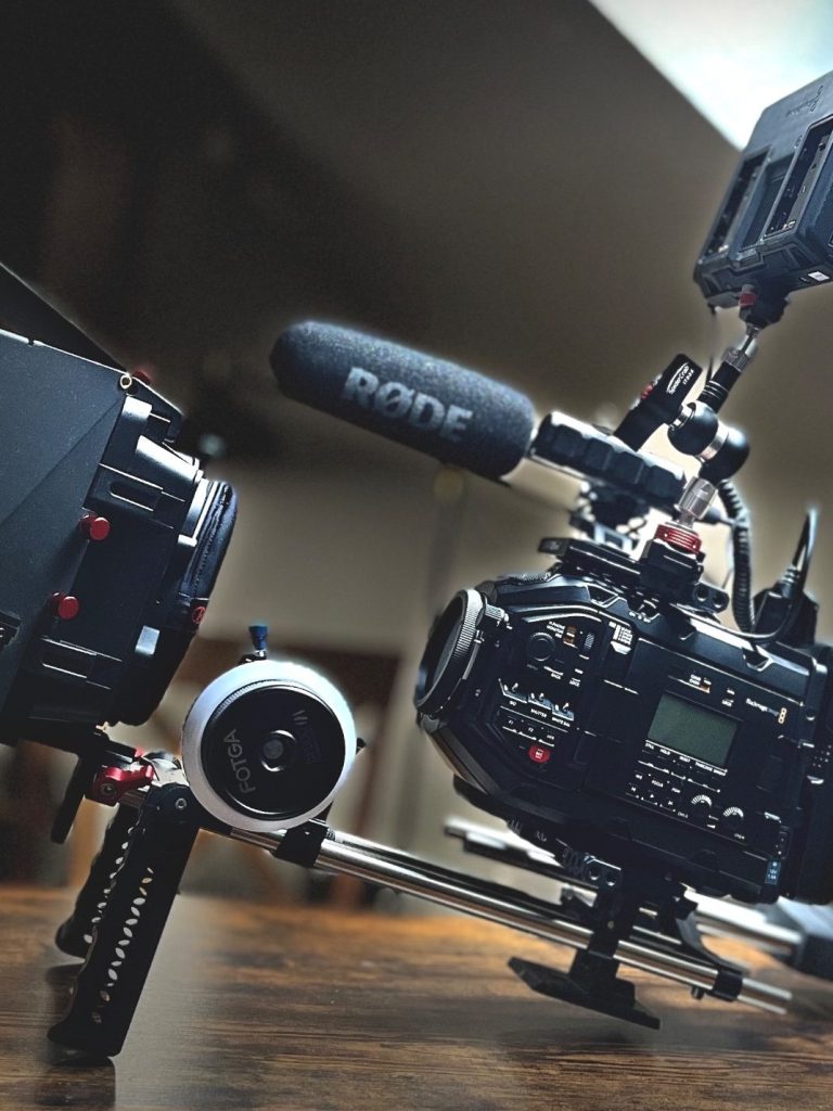 Kamera-Equipment – Blackmagic URSA Mini Pro mit Schulterstativ und Mikrofon